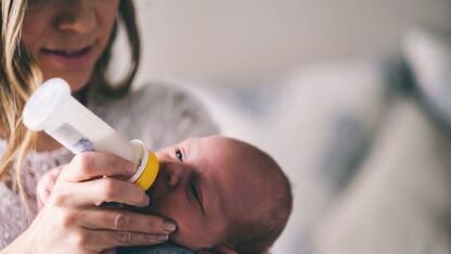 Door een druk leven stoppen moeders met borstvoeding